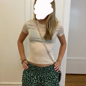 Fin grön kjol från Zara 🙏🏼🙏🏼  - Säljer för att den inte kommer till användning då den inte är min still 💋 den har inbygda shirts i sig ocj är i storlek 152 men den passar mug som är 156 