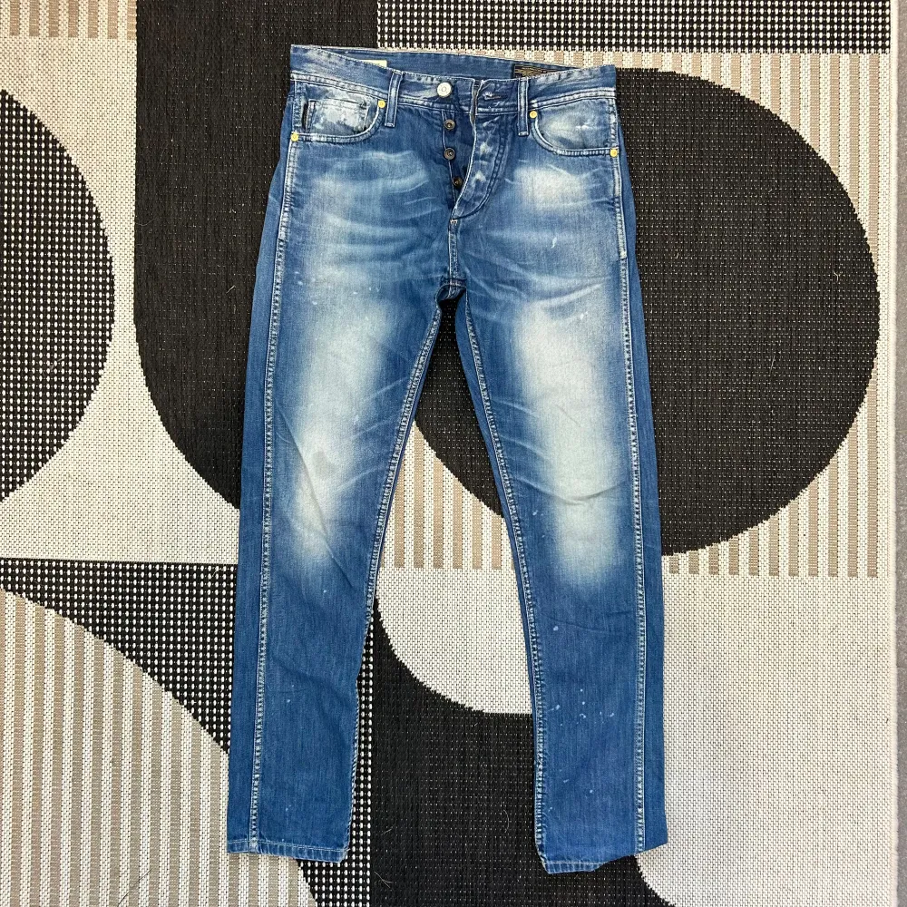 Tja, säljer dessa jeansen från Jack&jones som är i ett mycket bra skick, strl- W29 L32. hör av er vid frågor samt övriga frågor.😀. Jeans & Byxor.