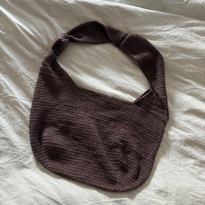 Virkad väska - Virkad väska i brunt mått 50x65.
