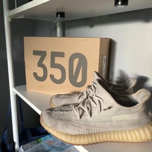Yeezys - Tja! Säljer nu mina yeezys som inte kommer till användning längre. Dem är i bra skick och är storlek 42 2/3. Hör av dig vid minsta lilla fråga😊