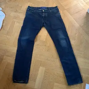 Jacob Cohën jeans i rätt så bra skick saknar lappen där bak. Strl 36 ungefär W33 L32. 