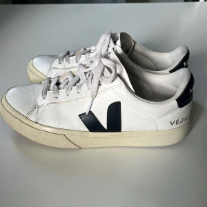 Veja Campo skor 38  - Säljer dessa superfina Veja skor eftersom jag inte får nån användning för dem längre. De är i använt skick. Köpte för 1700kr.