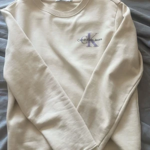 Calvin Klein sweatshirt  - Jättefin, väldigt enkelt plagg så går att matcha till mycket 🩷