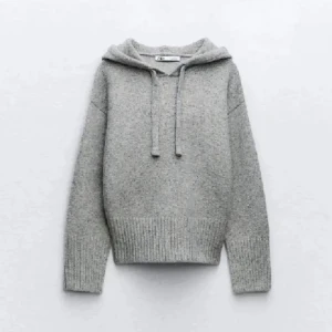 Stickad tröja - Säljer denna jättefina gråa hoodien från zara. Använd en gång och den är perfekt nu till hösten och vinter💕