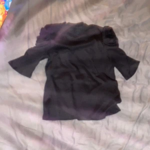 Svart t shirt - Sitter bra, snygga ärmar