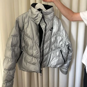 Jacka - Cool silvrig jacka från nike. I fint skick. Köparen står för frakten. 