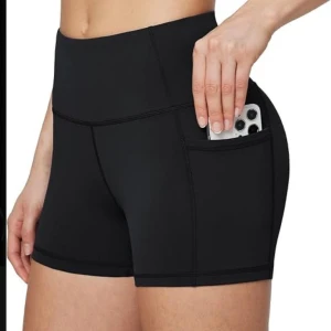 Gym shorts - Gym shorts. Fick dom som en present men dom passade inte mig dom är nya har aldrig använt dom. Dom ha två mobilfickor i vänster och höger.