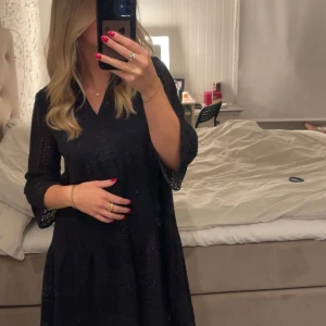 Svart snygg klänning - Fin klänning från Vero Moda med snygga detaljer. Endast använd fåtalgånger så väldigt fint skick. Hör av dig vid frågor