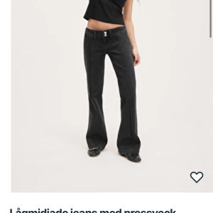 Lågmidjade jeans  - Snygga lågmidjade jeans som jag enbart använt 2-3 gånger. Kostar 500kr nya.  Har storlek w25, brukar ha xs o s annars i andra jeans. Sälja pågrund av att de är lite för stora på mig. 