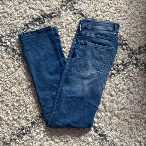 Replay jeans - Säljer nu dessa riktigt feta Replay jeans för endast 499kr, modellen är grover och storlek 33 och sitter perfekt. Priset är ej hugget i sten. De är köpta för 1299kr och använda fåtal gånger. Det är bara att höra av sig vid minsta lilla fundering💯💯💯