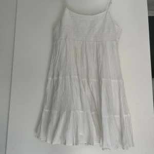 Vit klänning  - En jätte fin vit klänning från zara. Väldigt bra sick och knappt använd 