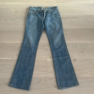 Lågmidjade utsvängda jeans  - Lågmidjade jeans från märket Au-jeans. Tyvärr för små för mig så kan inte visa på. Midjemått: 35 cm Innerbensmått: 75 cm Skrevmått: 19 cm. Hör av er vid frågor!💕