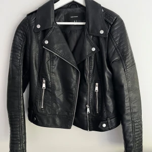 Skinnjacka - Fin skinnjacka (ej riktigt skinn) från Vero Moda. I fint skick.