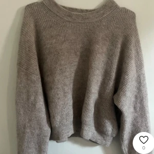 Lindex stickad tröja  - Säljer min fina stickade tröja från Lindex pga att den inte kommer till användning. Storlek L men skulle säga att den passar M bäst. Säljer för 200🩷