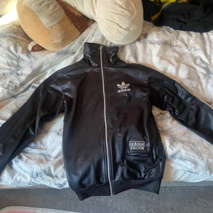 Vintage Adidas Chile 62 tröja/jacka - Säljer denna vintage Adidas Chile 62 tröja i storlek XS då den tyvärr är lite för liten för mig. Den är i fint skick och är knappast använd. Vet inte värdet på tröjan/jackan därav kan priset diskuteras🩷