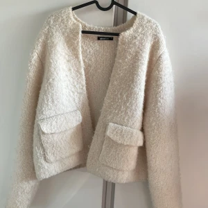 Vit fluffig kofta  - Säljer en supermysig vit fluffig kofta/jacka från Ginatricot. Storlek M