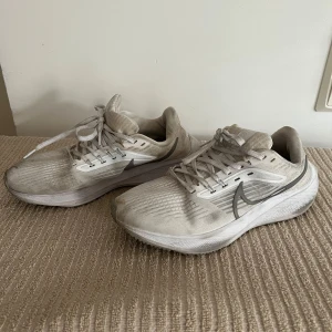 Nike - Använda Blir nog fina efter tvätt. 