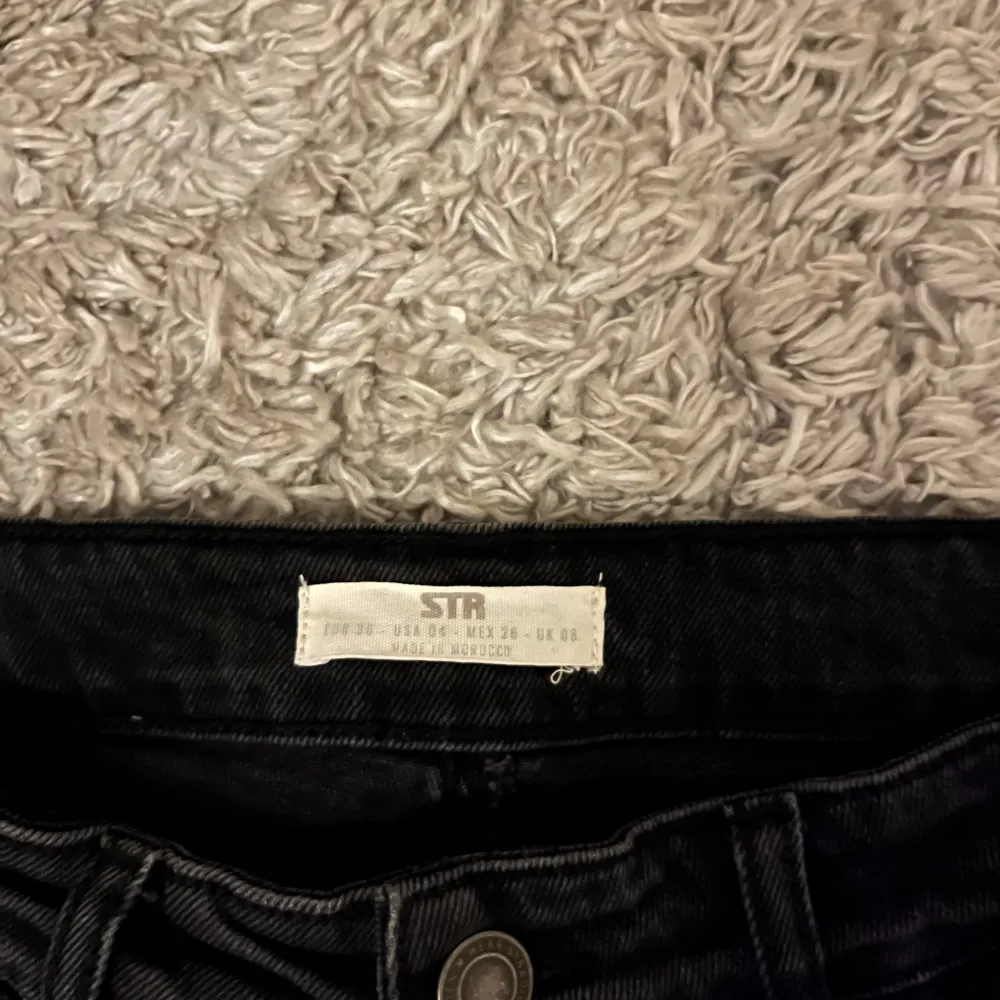 STR jeans i grå/svart färg. Har använt jeansen ett fåtal gånger men inga täcken på användning. Normalt i storleken. . Jeans & Byxor.