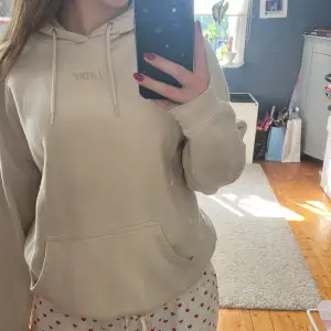 säljer en supermysig beige hoodie från Stay🫶🏻Den är perfekt för chilliga dagar och har en ficka framtill. hoodien har en broderad logga på framsidan, men har tyvärr en liten fläck som inte går bort i tvätten. syns dock inte på långt håll🫶🏻🫶🏻