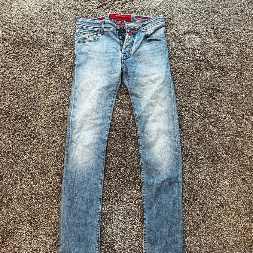 Säljer dessa tvärfeta Jacob Cohen jeans i storlek 28! Modellen sitter rätt så tight och passar dig som är runt 180-185, mycket bra skick (lånade bilder) . Jeans & Byxor.