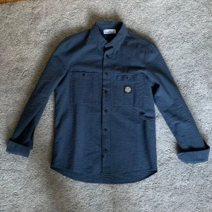 Stone island overshirt stl M - Riktigt snygg Stone Island overshirt i stl M! Köpt nyligen använd bara någon gång. Skick 10/10, nyskick! Riktigt snygg nu till hösten