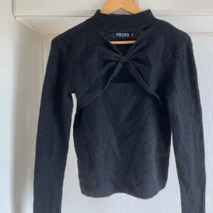 Stickad tröja M-L - Storlek M-L nyskick pris 200kr
