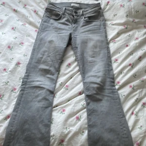 Grå lågmidjade jeans - Säljer dessa jättefina ljusgrå lågmidjade jeansen då de inte kommer till användning. Mjukt och bekvämt material och helt nytt skick.