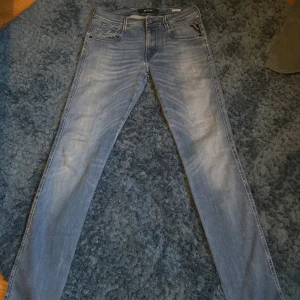 Replay jeans - Hej säljer mina helt nya replay jeans för dem ät för små. Modellen är ANBASS och ät storlekarna 30/34. Inga deflekter eller hål på byxorna. HAR EJ KVITTO.