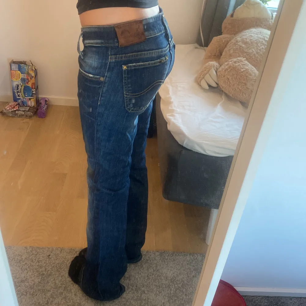 Säljer ett par jättesnygga lågmidjade bootcut jeans från Lee. Köpta på Vinted, jättefint skick, nyskick. Midjemått rakt över: 38 cm, innerbenslängden: 76 cm. Jeans & Byxor.