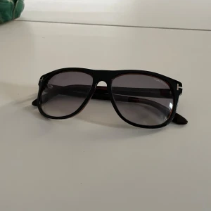 Tom Ford solglasögon  - Säljer mina riktigt feta tom ford solglasögon då jag köpt ett par nya och inte får någon användning för dessa. Nypris ligger på runt 2500kr. Skriv vid intresse och priset kan diskuteras vid snabb affär.