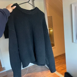 svart stickad tröja - jätteskön svart stickad tröja från bikbok i storlek S! nypris 400kr och säljer nu för 130 😊