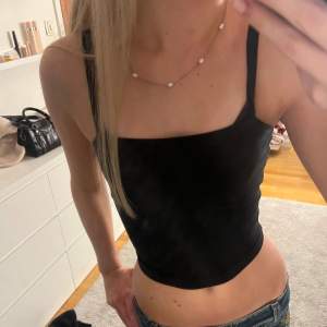 Säljer denna svarta crop top från gina tricot då jag inte använt den på ett tag🩷