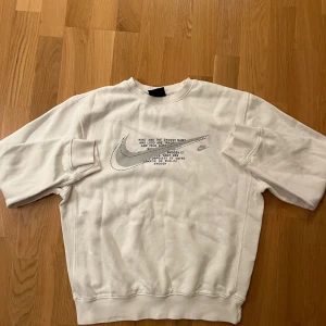Nike kofta - Skön Nike kofta i perfekt skick. Har knappt använda och pris kan diskuteras