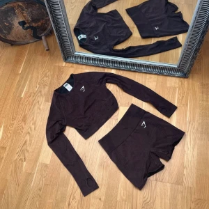 Gymshark sett - Brunt sett från Gymshark i nyskick utan defekter❣️nypris (449kr överdel & underdel 499kr) 948kr❤️