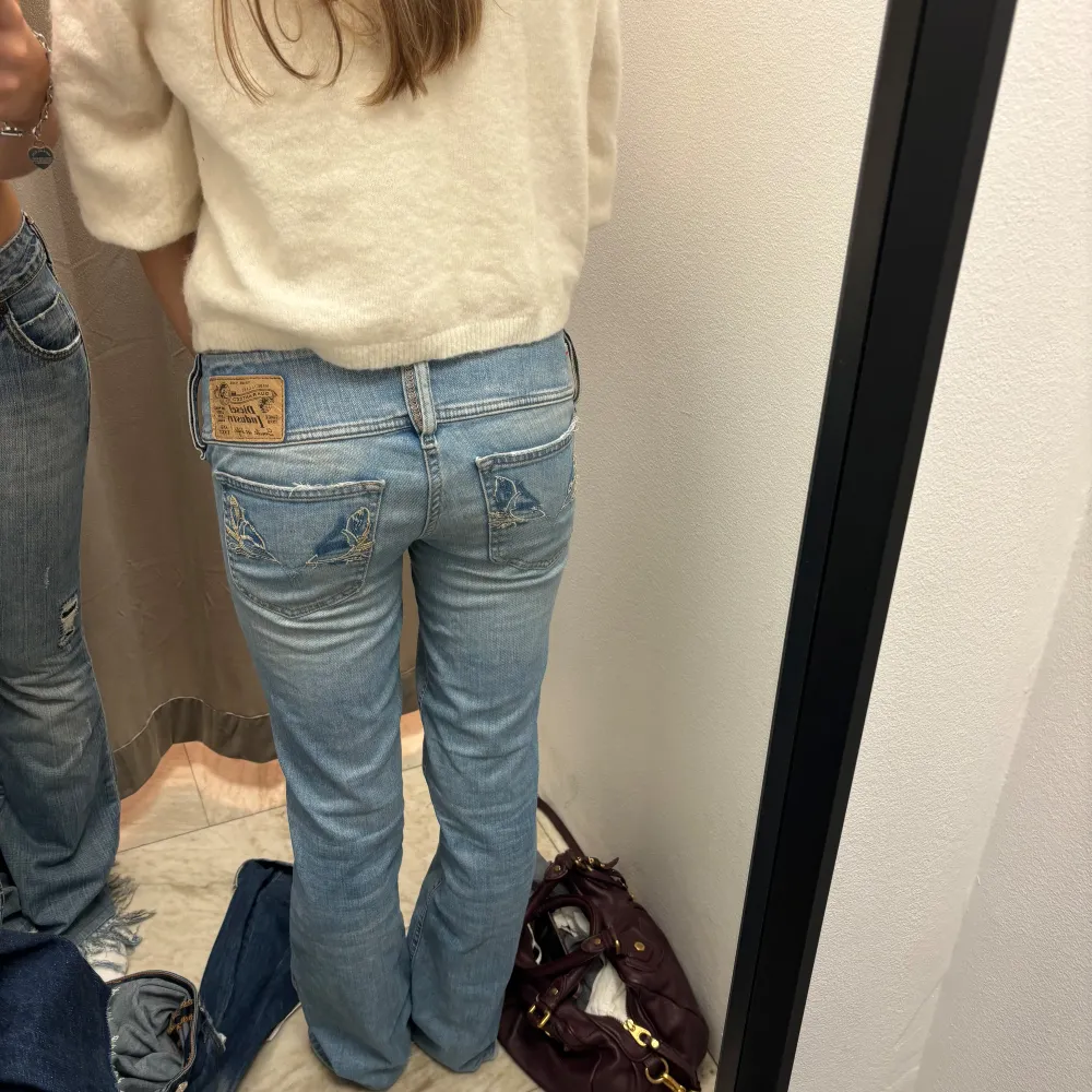 Säljer ett par vintage diesel jeans!!! Ordinarie pris runt 1500Säljer ett par snygga ljusblå jeans med låg midja och bootcut-stil! Obs en pytteliten knapp innuti byxan saknas men vilketinte märks alls då man knäpper med 4 andra knappar. Jeans & Byxor.