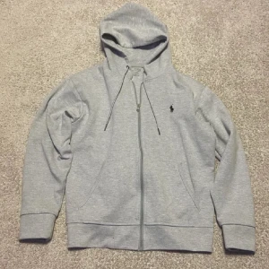 Ralpha lauren sip  - Säljer min Ralpha Lauren zip då den e för stor för mig skick 8,5/10