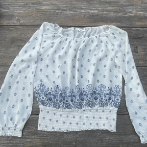 Blus från Kappahl  - Blå och vit blus säljes för 50 kr. Den är i jätte bra skick och knappt använd. Pris kan diskuteras. 