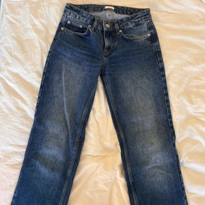 Nelly jeans  - Säljer dessa lågmidjade jeansen från Nelly då dom är för små💕 storlek 34 men skulle vilja säga 32💕 Raka och långa i benen. Fråga gärna om fler bilder💕