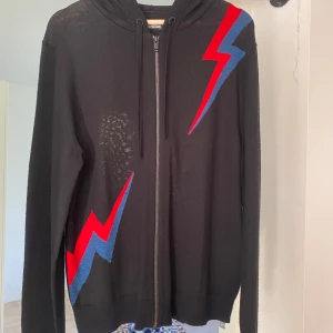 Zadig & Voltaire Zip Up - 100% Extra fint Merino ull Tillkommer alla tags samt extra tråd Liten tråd skada på ryggen men syns ej vid användning. Köpt på här på plick, använd 2-3 gånger varsamt. Den är pyttelite större i storleken Hör gärna av er vid funderingar och frågor!