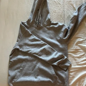 Jack and jones hoodie - nästan ny jack and jones hoodie i storlek L, passar även M eftersom den sitter lite tight som L