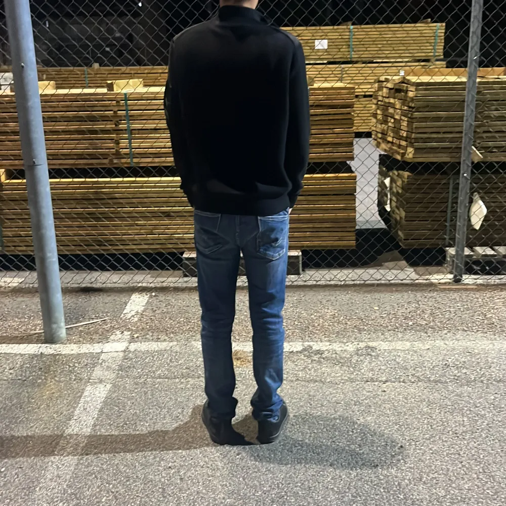 En väldigt snygg och stilren cardigan ifrån märket J.Lindeberg, min kille är cirka 180 lång och den sitter jätte bra, den är i storlek m men sitter mer som en s, helt fel fri förutom en defekt i vänstra ficka ”hål” men inget som syns vid användning💗. Takit.