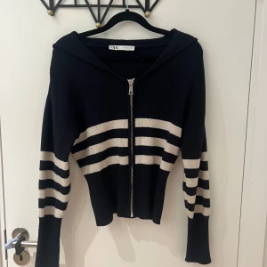 Stickad tröja Zara - Säljer denne skickade tröjan från zara med dragkedja i storlek S❣️Superbra skick. Marinblå med vita ränder