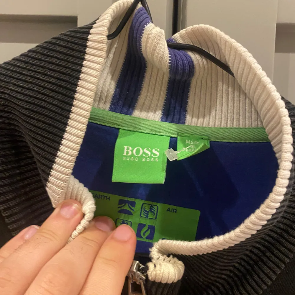 En vintage Hugo boss zipp upp i bra skick bortsett från att den är gammal så har blivit naturligt sliten i size L. Tröjor & Koftor.