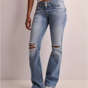 Slutsålda Nelly jeans - Så snygga jeans från Nelly, slutsålda i denna storlek. Sjukt snygga men för små för mig. Lappen kvar o ALDRIG ANVÄNDA