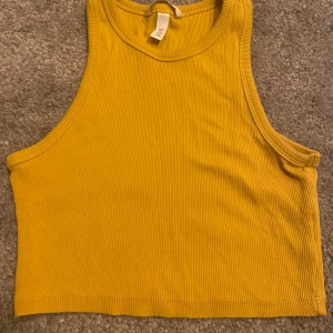 Linne  - Ett linne från hm köptes för lite mer en ett år sedan använd ganska mycket säljer på grund av att jag rensar min garderob skriv om du har fler frågor 