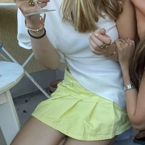 Gul kjol - Säljer den här jättefina gula kjolen💛skriv jättegärna vid frågor eller för fler bilder!