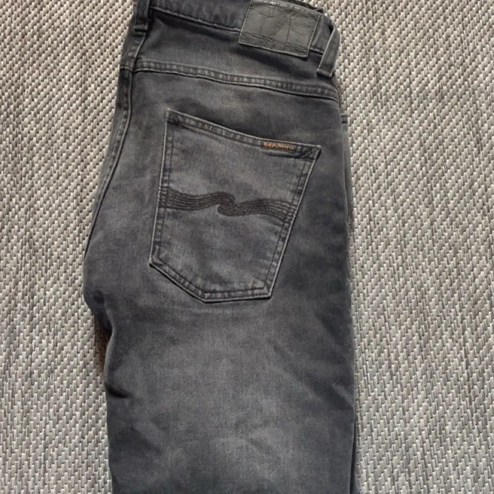 Ett par nudie jeans i modellen grim tim. Dom är i topp skick och bara använt dom 1 gång. Nypris 1799kr.. Jeans & Byxor.