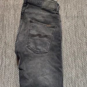 Nudie jeans - Ett par nudie jeans i modellen grim tim. Dom är i topp skick och bara använt dom 1 gång. Nypris 1799kr.