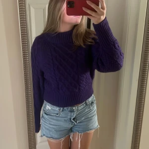 Stickad tröja  - Säljer min stickade tröja från H&M i storlek M. Den har inga defekter då jag har använt den Max 3-4 gånger🥰