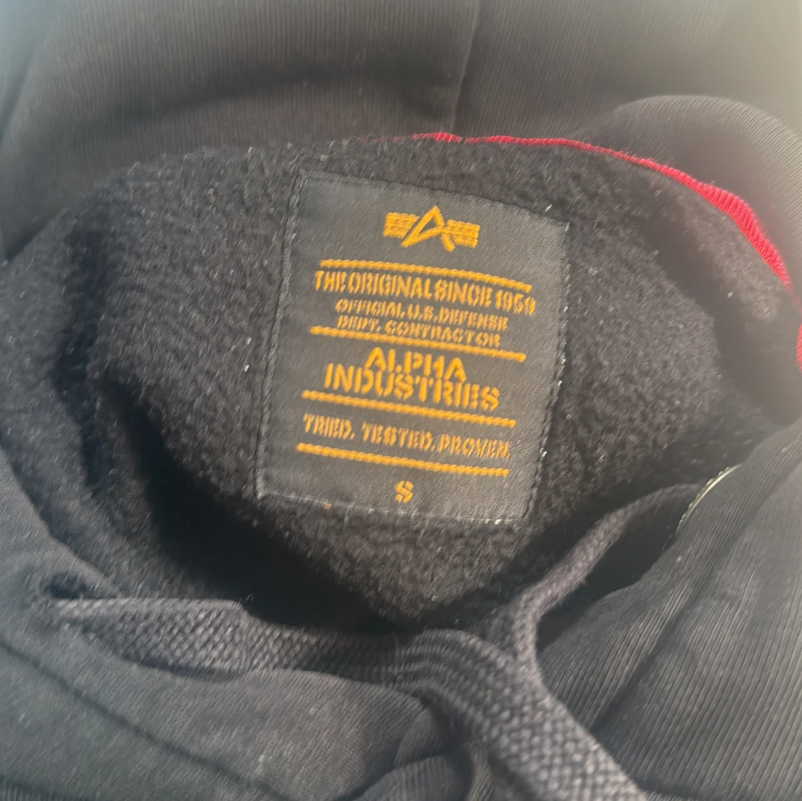 Svart hoodie från Alpha Industries - 91